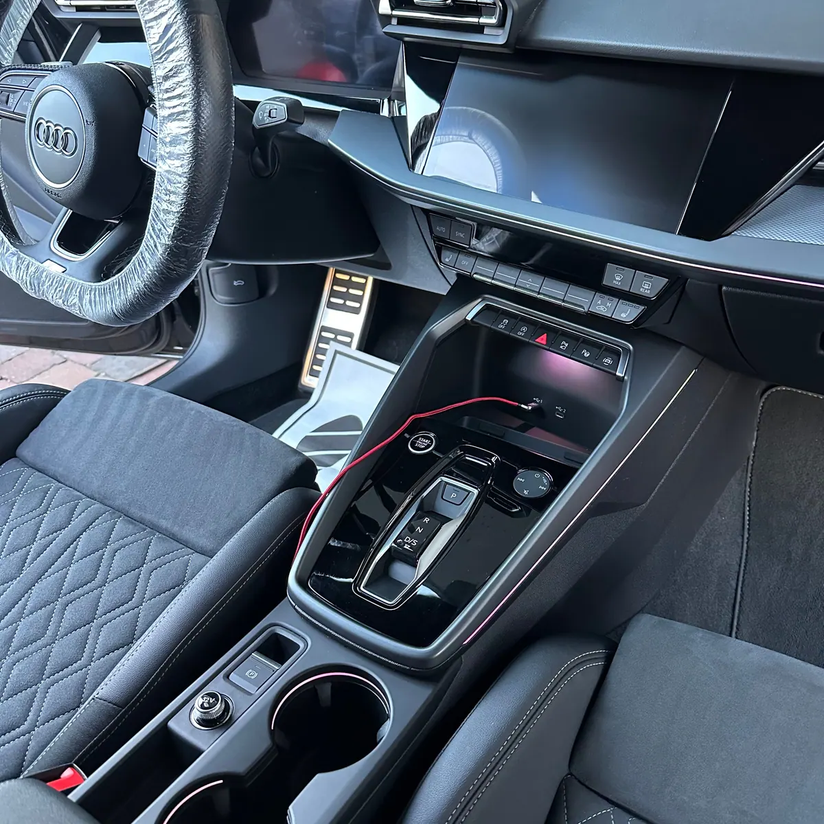 Console centrale et sélecteur de vitesses d'une Audi nettoyés en détail